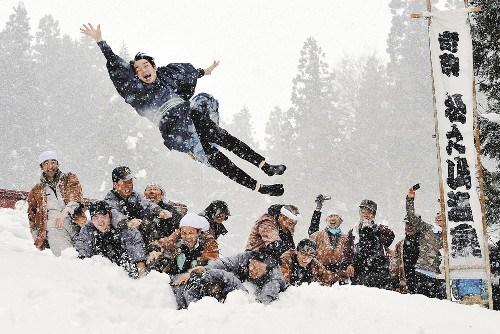 新婚男子被扔雪地里。