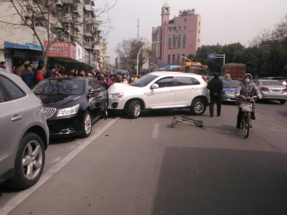 女子被撞卷進(jìn)車(chē)底市民抬車(chē)救人