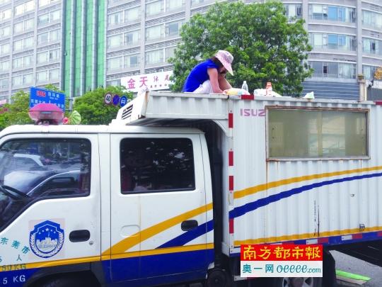 女?dāng)傌湠槟没乇豢坭F架 坐城管車頂22小時(shí)(圖)