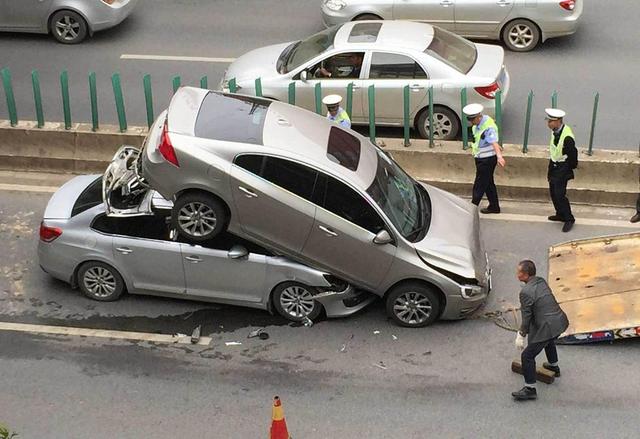 交警正在將兩車分開。