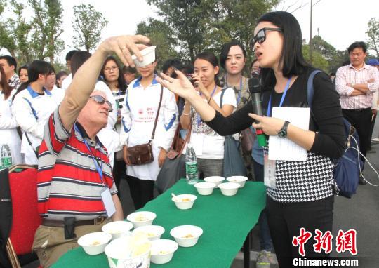 圖為外國(guó)友人品嘗揚(yáng)州炒飯。