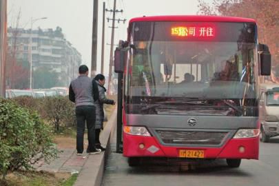 1月6日下午，資陽一輛15路公交車停靠在當(dāng)時事發(fā)車站。