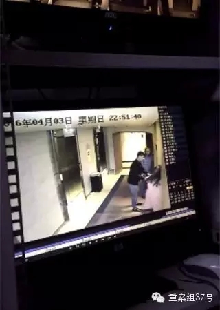 一女子在酒店被陌生男子拖拽。    視頻截圖