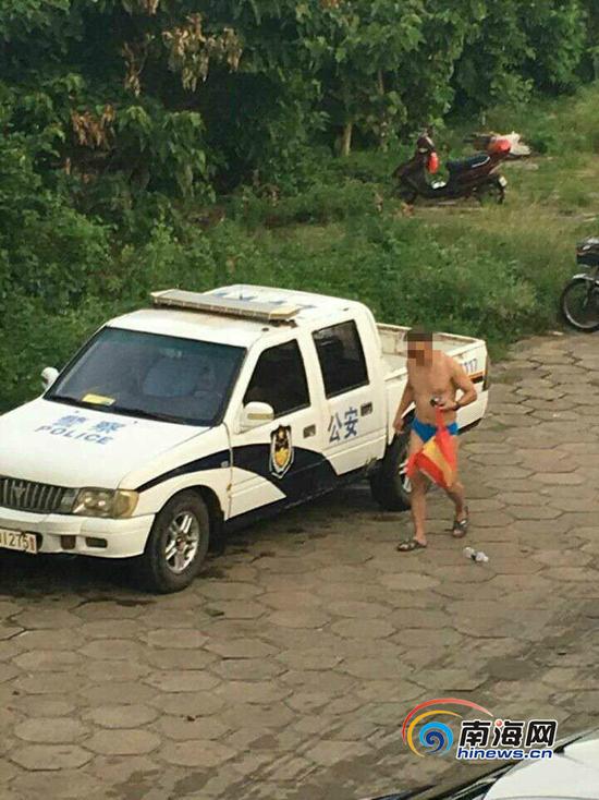 圖為駕駛警用皮卡車游泳的民警