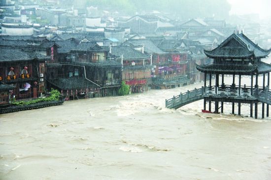 遭受暴雨襲擊鳳凰古城被淹