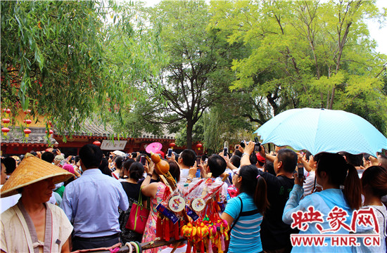 雨后的清明上河園讓您愛(ài)個(gè)夠!