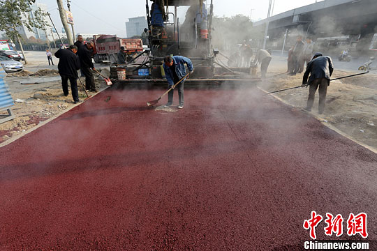 鄭州鋪設(shè)“紅地毯車道”色彩鮮明利于區(qū)分