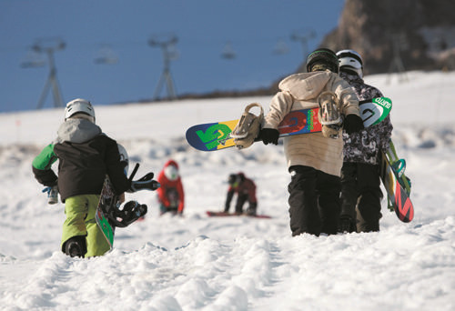 冬季來臨迎來滑雪熱潮 游客滑雪要量力而行