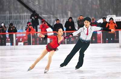 12月18日,五棵松冰世界體育樂園正式開門迎客,圖為花樣滑冰運動員進行表演。