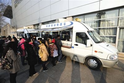 未來三天將迎春運(yùn)火車搶票高峰 周日售除夕車票