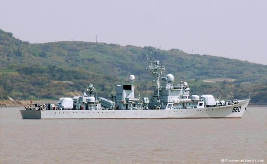 中國(guó)海軍一艘護(hù)衛(wèi)艦?zāi)仙硵R淺