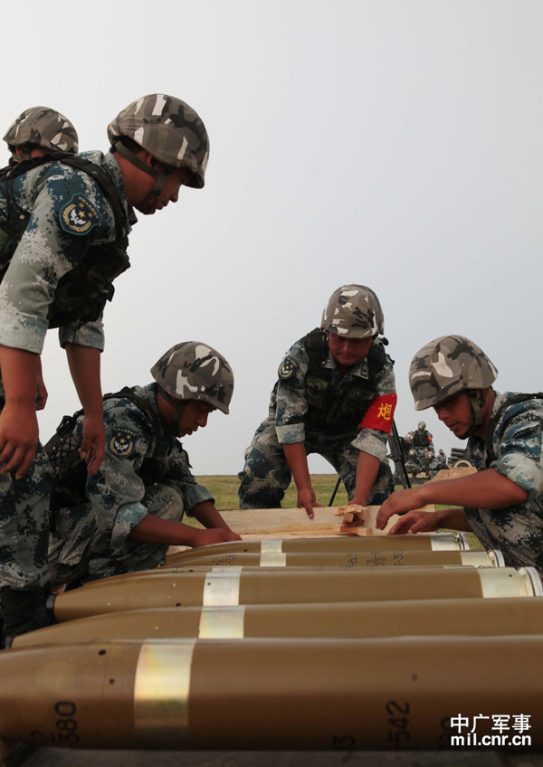 解放軍空降兵某部實彈演練 炮群跨晝夜出擊