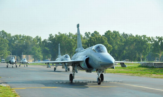 資料圖：巴基斯坦空軍JF-17戰(zhàn)機編隊出動