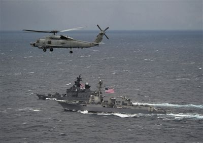 2011年1月10日，美國海軍驅(qū)逐艦與日本海上自衛(wèi)隊“鞍馬”號驅(qū)逐艦在日本長崎縣附近海域舉行聯(lián)合海上演習(xí)。資料圖片