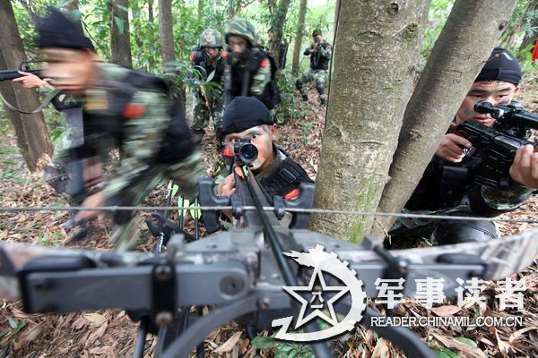 退伍特戰(zhàn)老兵用最后一次反恐對抗演練告別軍營