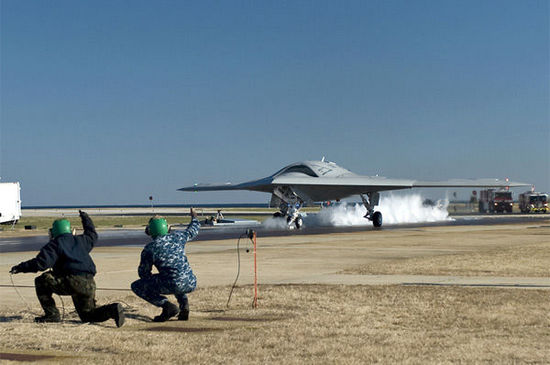 美軍X-47B無人機陸基彈射起飛成功（資料圖）