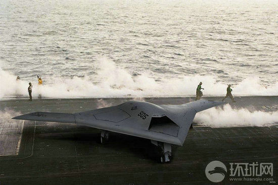 資料圖：X-47B無人機(jī)在林肯號航母上進(jìn)行系統(tǒng)連接測試。