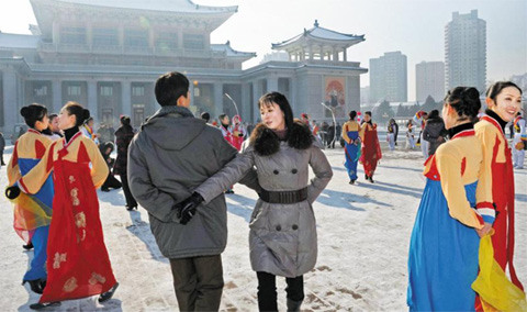 12月12日，朝鮮成功發(fā)射火箭后，平壤市民跳舞慶祝（資料圖）