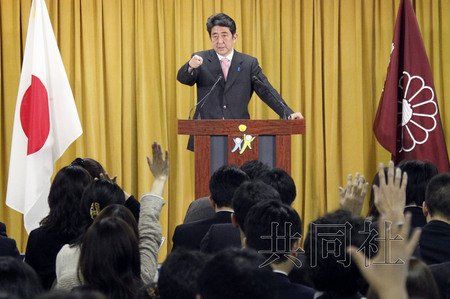 12月17日，日本自民黨總裁安倍晉三17日在黨總部會(huì)見記者，表示考慮與日本維新會(huì)和眾人之黨攜手修改憲法。