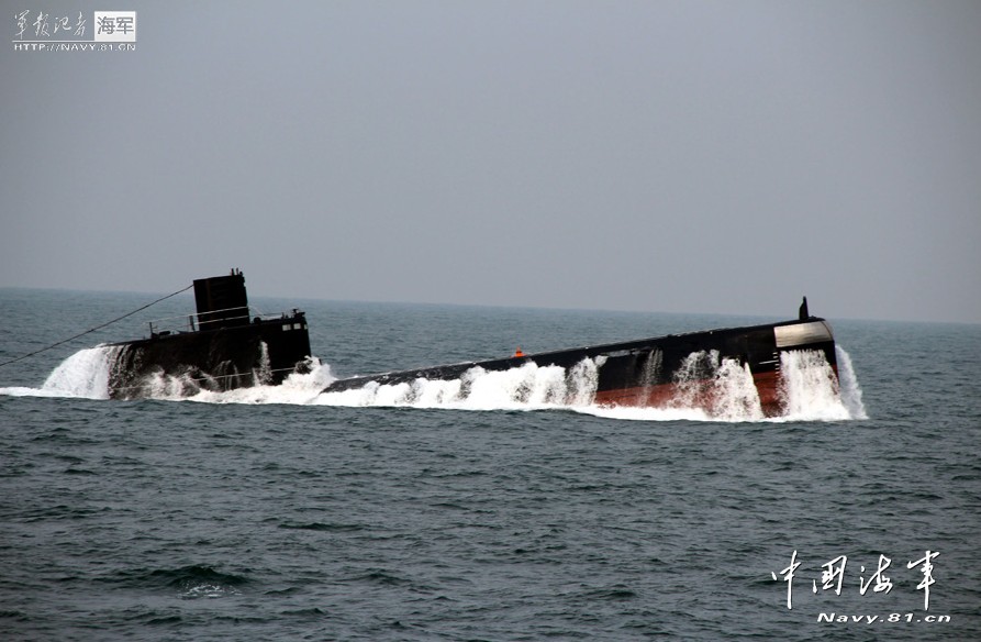 我軍潛艇實戰(zhàn)演練對“敵”艦攻擊