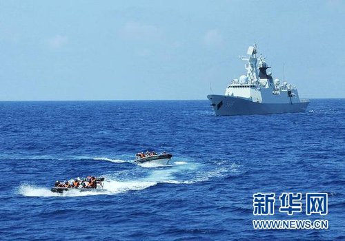 3月28日，十余名臨檢拿捕隊員從玉林艦出發(fā)，乘小艇駛向模擬可疑商船的艦只。