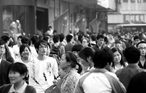 8天長假中，逛街購物的人數(shù)激增，鄭州市德化步行街上“人潮洶涌” 河南商報記者 王春勝/攝