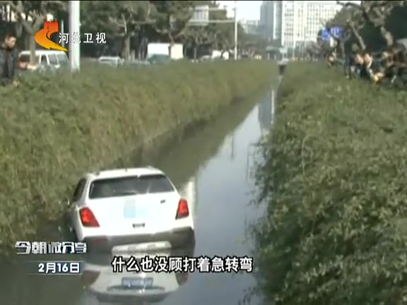 寧波：轎車墜入河道 司機車頂求救