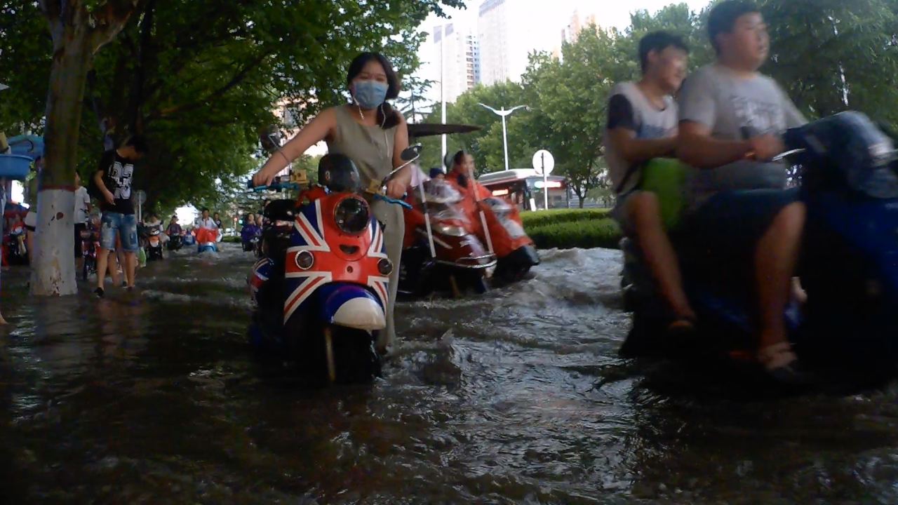 一場(chǎng)大雨中原路變成“中原河” 那浪打的...