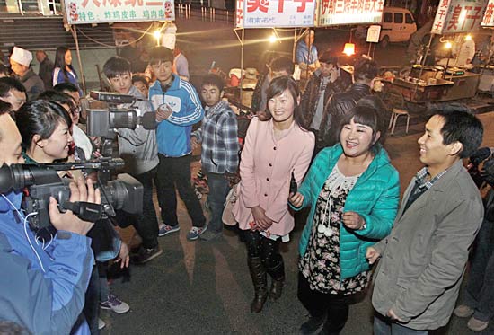 今報讀者“乖乖雁”（左）、“騎士牛仔”（右）和香香一起錄制《香香美食》