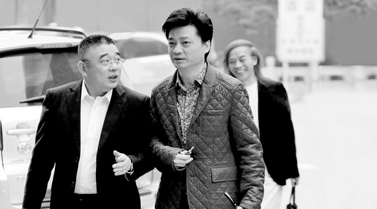 錢文忠（左）、小崔、蔡志忠（后）三位大咖步入錄制現(xiàn)場(chǎng)