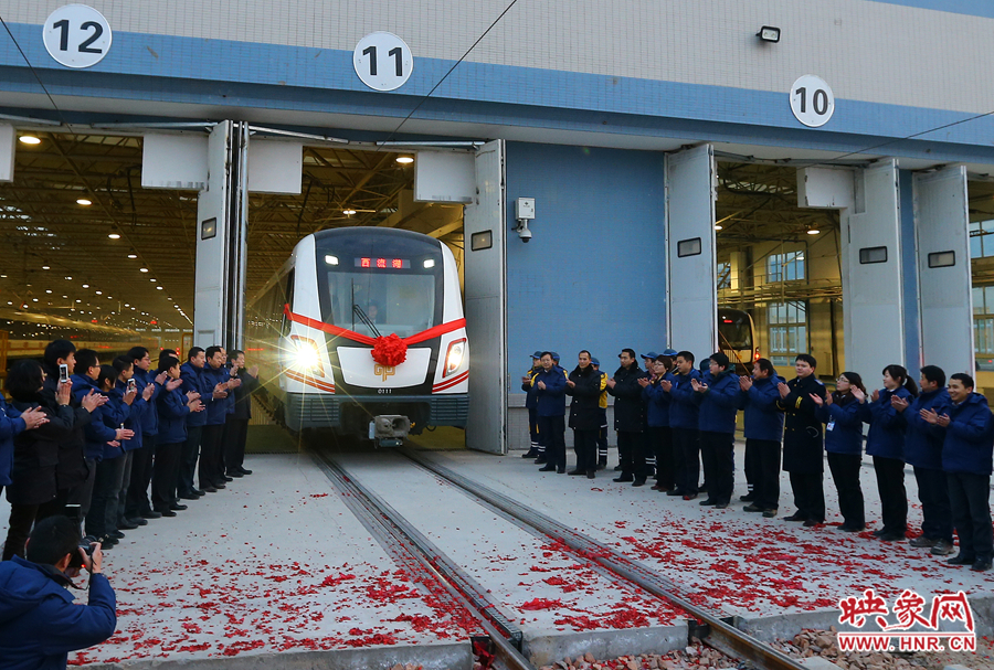 鄭州地鐵試運營首班車駛出車庫