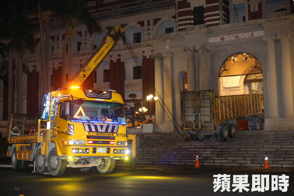 男子凌晨駕車撞馬英九辦公樓