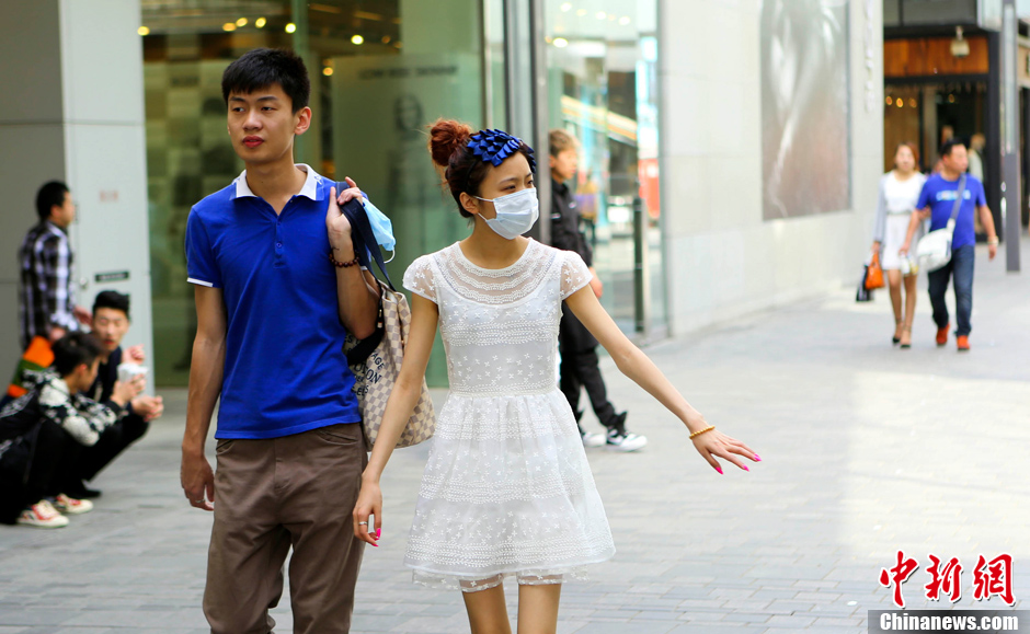 北京最早30℃高溫天 行人清涼夏裝出行