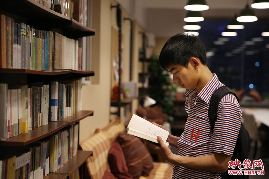 袁丙鵬，22歲，某大學大三學生：在適合的環(huán)境里看書，才能看出境界。