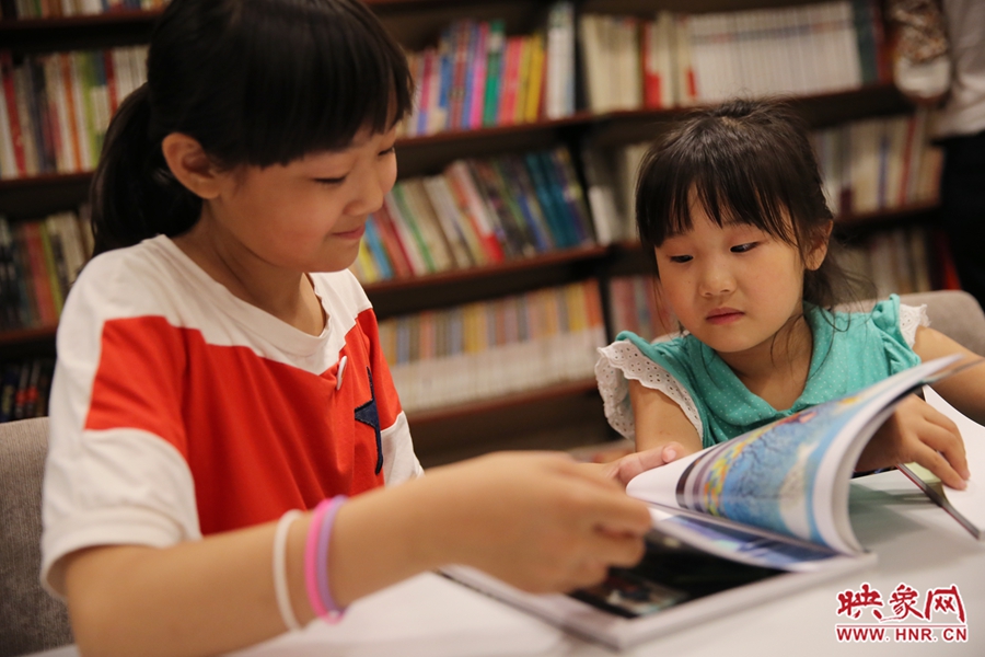 姐姐王藝茹，11歲，小學五年級學生；妹妹王有君，5歲：像喜歡看電視一樣喜歡看書。