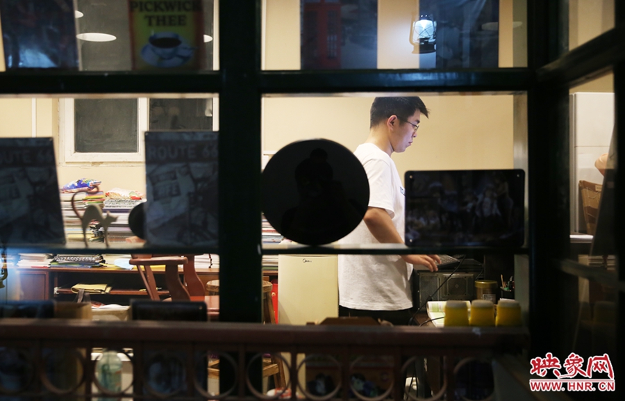 為實體書店堅守的人。