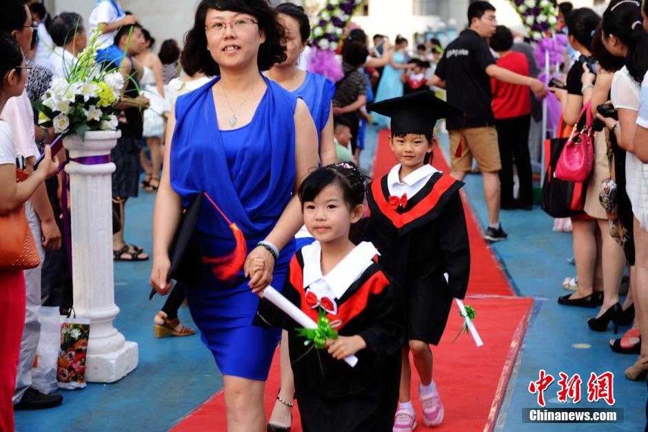 青島一幼兒園畢業(yè)走紅毯 父母盛裝出席