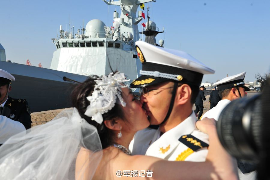 海軍護(hù)航編隊(duì)辦集體婚禮 054A艦當(dāng)背景