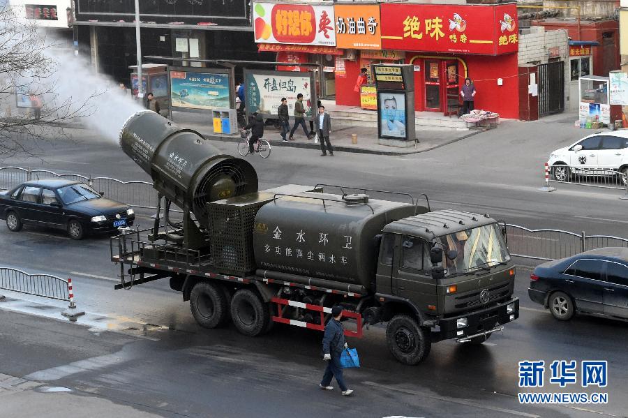 “降塵霧炮車”亮相鄭州街頭