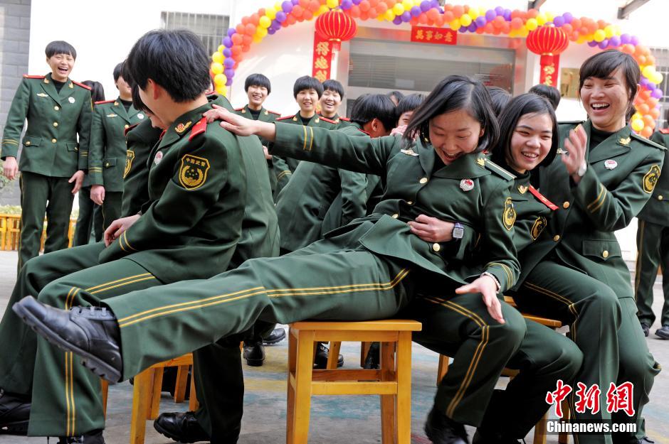 實拍福建武警女兵鬧春