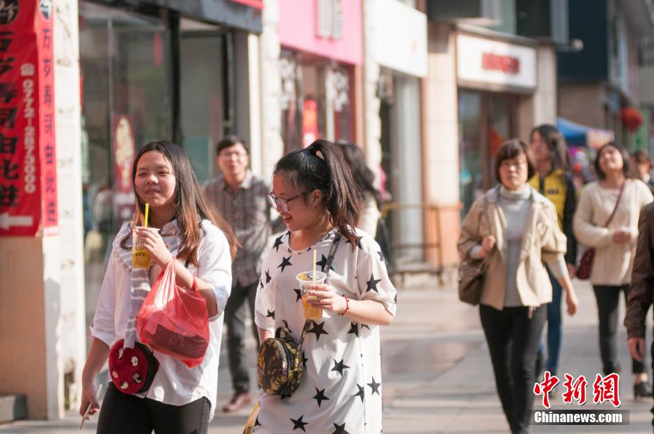 廣西遭遇“最熱春節(jié)” 市民身著夏裝喝冷飲過年