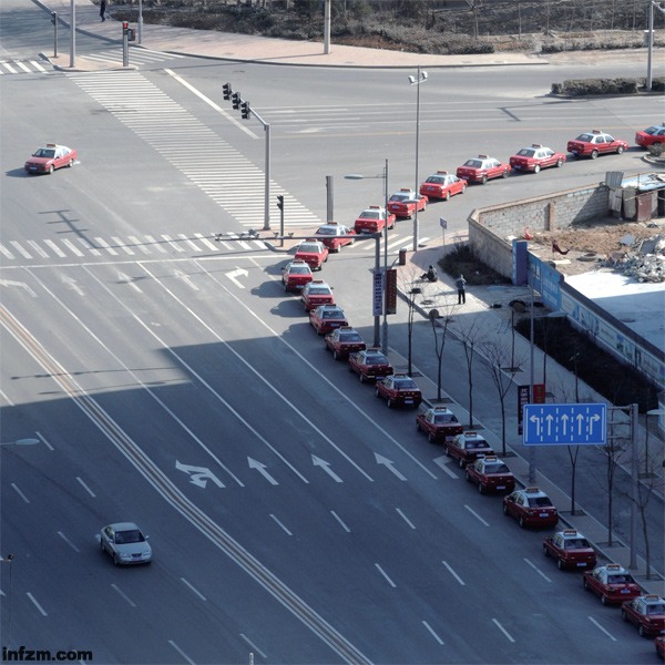 2012年12月5日，山西省太原市，出租車司機(jī)在寒風(fēng)天排隊(duì)等候加氣。